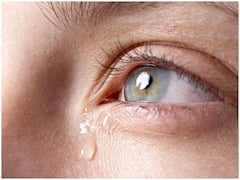 क्या ज्यादा देर तक फोन देखने से आपकी आंखों में पानी आता है? जानिए क्या है इसकी वजह?