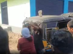 Conductor Viral Video: ప్రయాణికుడ్ని బస్సు దింపి చెప్పుతో కొట్టిన మహిళా కండక్టర్ - వీడియో వైరల్