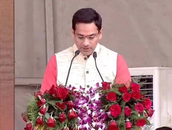 धामी के मंत्रिमंडल में एक और युवा चेहरे सौरव बहुगुणा को इस बार मौका दिया गया है. सौरव, पूर्व सीएम विजय बहुगुणा के बेटे और हेमवती नंदन बहुगुणा के पोते हैं. उन्होंने सितारगंज सीट से जीत हासिल की है.