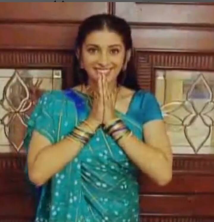 केंद्रीय मंत्री स्मृति ईरानी ने फेमस टीवी शो 'क्योंकि सास भी कभी बहू थी' में 'तुलसी' का रोल निभाकर घर-घर में पहचान बनाई थी.