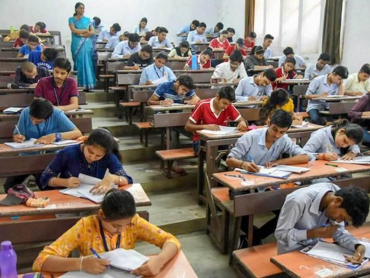 10th and 12th examinations are starting simultaneously in UP यूपी में नकल रोकने के लिए सभी परीक्षा केंद्रों पर मजिस्ट्रेट रहेंगे तैनात, सीसीटीवी के द्वारा स्ट्रांग रूम से छात्रों पर रखी जाएगी निगरानी