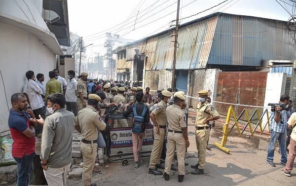 সকাল ৮টা নাগাদ প্রায় ১১ জনের দেহ উদ্ধার করা হয়। ভোররাত তিনটে নাগাদ দমকলে খবর যায় এবং ৯টি ইঞ্জিন ঘটনাস্থলে উপস্থিত হয়। প্রায় ৩ ঘণ্টার চেষ্টায় আগুন নিয়ন্ত্রণে আনা সম্ভব হয়েছে।