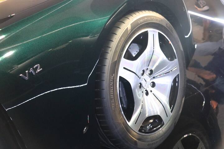 Mercedes-Maybach S-Class, S-Class ના ઊંચા વેરિઅન્ટ કરતાં 18cm લાંબી છે અને આ તેને ઘણી લાંબી હાજરી સાથે ખૂબ જ ઊંચી કાર બનાવે છે. મેબેક એસ-ક્લાસને આગળના ભાગમાં ક્રોમ્ડ ફિન્સ અને મર્સિડીઝ-મેબેક રેડિયેટર ગ્રિલ દ્વારા ઓળખી શકાય છે. S680 4MATIC ને ડિવાઈડિંગ લાઈન સાથે વધુ અનન્ય બે-ટોન પેઇન્ટ ફિનિશ મળે છે.