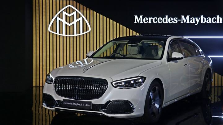 ভারতের গাড়ি বাজারে মার্সিডিজ মেইবাখ এস ক্লাস (Mercedes-Maybach S-Class)। মার্সিডিজের এস ক্লাসের তুলনায় আরও কয়েকধাপ এগিয়ে বিলাসবহুল এই সেডান। দৈর্ঘ্যে S-class-এর থেকেও ১৮ সেন্টিমিটার বড়। চাকার আয়তন ১৯ ইঞ্চি।