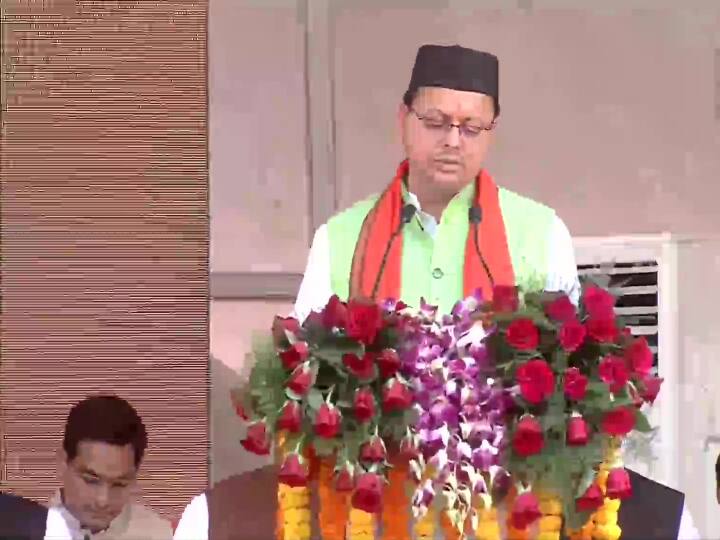 पुष्कर सिंह धामी ने बुधवार को उत्तराखंड के 12वें मुख्यमंत्री के तौर पर शपथ ली. देहरादून के परेड ग्राउंड में आयोजित शपथ ग्रहण समारोह में राज्यपाल लेफ्टिनेंट जनरल गुरमीत सिंह (रि) ने उन्हें पद और गोपनीयता की शपथ दिलाई.