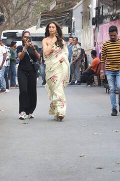 ऑफ शोल्डर ब्लाउज, फूलों वाली साड़ी पहन रकुल प्रीत सिंह ने लहराई जुल्फें, निखरी रंगत से लूट लिया दिल