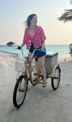 બીચ વેકેશનનું પ્લાનિંગ કરી રહ્યા છો? તો તમન્ના ભાટિયાના આ આઉટફિટ્સને કરો કોપી