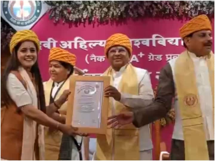 इंदौर के देवी अहिल्या विश्वविद्यालय के दीक्षांत समारोह में 140 छात्रों को मिली पीएचडी की डिग्री, इतने छात्र-छात्राओं को दिया गया गोल्ड मेडल Indore News 140 students got PhD degree in convocation ceremony of Devi Ahilya University, Indore ANN इंदौर के देवी अहिल्या विश्वविद्यालय के दीक्षांत समारोह में 140 छात्रों को मिली पीएचडी की डिग्री, इतने छात्र-छात्राओं को दिया गया गोल्ड मेडल