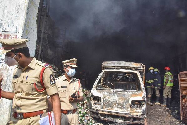 দমকলের প্রাথমিকভাবে অনুমান যে শর্ট সার্কিট থেকে আগুন লেগেছে। যদিও সঠিক কারণ জানা যায়নি।