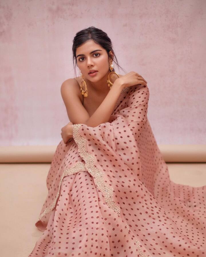 చక్కటి చుక్కలా ఉండే కళ్యాణికి తెలుగులో ఆఫర్లు రావడం లేదు. దానికి కారణం ఆమె చేసిన సినిమాలన్నీ ఫ్లాప్ కావడమే. -Image credit: Kalyani Priyadarshan/Instagram
