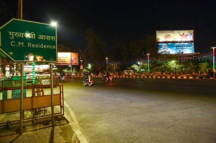 शपथ ग्रहण समारोह के लिए भारतीय जनता पार्टी बड़े पैमाने पर तैयारियां कर रही है. एयरपोर्ट से इकाना स्टेडियम और बीजेपी कार्यालय तक विशेष रूट पर सजावट की जा रही है.