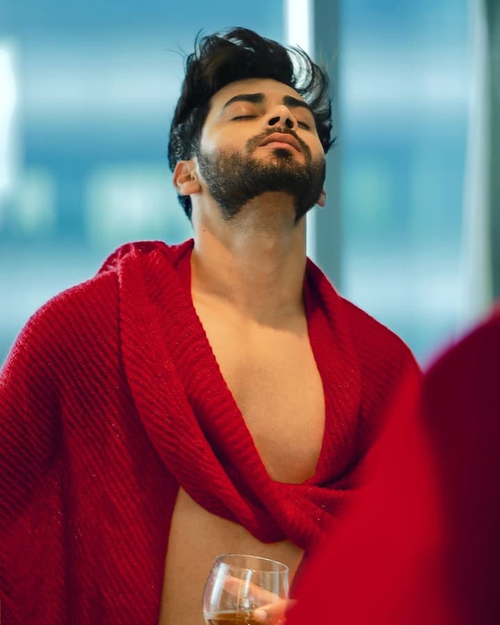 కార్తీకదీపం సీరియల్ నెక్స్ట్ జనరేషన్ కథలో హీరో హీరోయిన్లు వచ్చేశారు. హిమ,సౌర్య, నిరుపమ్, ప్రేమ్‌లు పెద్దవాళ్లు అయ్యారు. హిమగా కీర్తి కేశవ్ భట్, శౌర్య గా అమూల్య గౌడ, నిరుపమ్‌గా బిగ్ బాస్ ఫేమ్ మానస్ ఎంట్రీ ఇచ్చేయగా.. తమ్ముడు ప్రేమ్‌గా ఓ కొత్త హీరో వచ్చేశాడు. ఆ హీరో పేరు మనోజ్ కుమార్