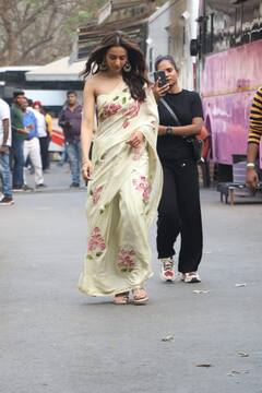 ऑफ शोल्डर ब्लाउज, फूलों वाली साड़ी पहन रकुल प्रीत सिंह ने लहराई जुल्फें, निखरी रंगत से लूट लिया दिल