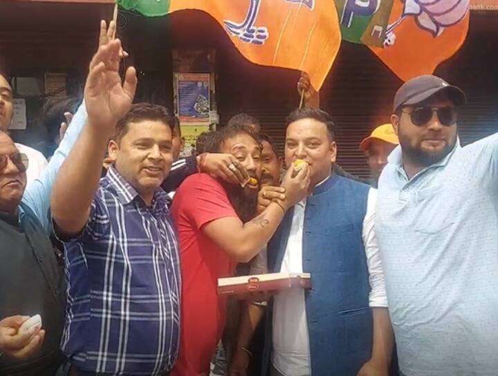 Bageshwar MLA Chandan Ram Das's supporters celebrated by distributing sweets Bageshwar: बागेश्वर से विधायक चंदन राम दास हुए धामी कैबिनेट में शामिल, समर्थकों ने कुछ यूं मनाया जश्न