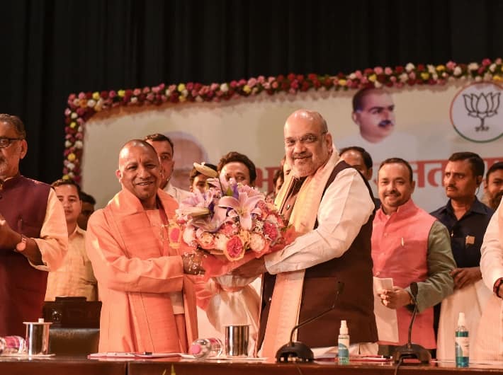 योगी आदित्यनाथ ने कहा, ‘‘पार्टी ने 2017 में मुझ पर विश्वास किया था. तब मैं विधायक भी नहीं था. एक सामान्य सांसद था. मेरे पास कोई प्रशासनिक अनुभव नहीं था. हम तो अनगढ़ लोग थे. हमें कोई जानकारी नहीं थी. एक सांसद अपनी बात संसद में रख सकता है लेकिन प्रशासनिक व्यवस्था कैसे संभालना है, बिना भेदभाव के सरकारी योजनाओं का लाभ सभी तक कैसे पहुंचाया जाए यह एक बड़ी जिम्मेदारी होती है और इस दिशा में मुझे प्रधानमंत्री और गृह मंत्री का एक अभिभावक के तौर पर मार्गदर्शन समय-समय पर मिलता रहा.