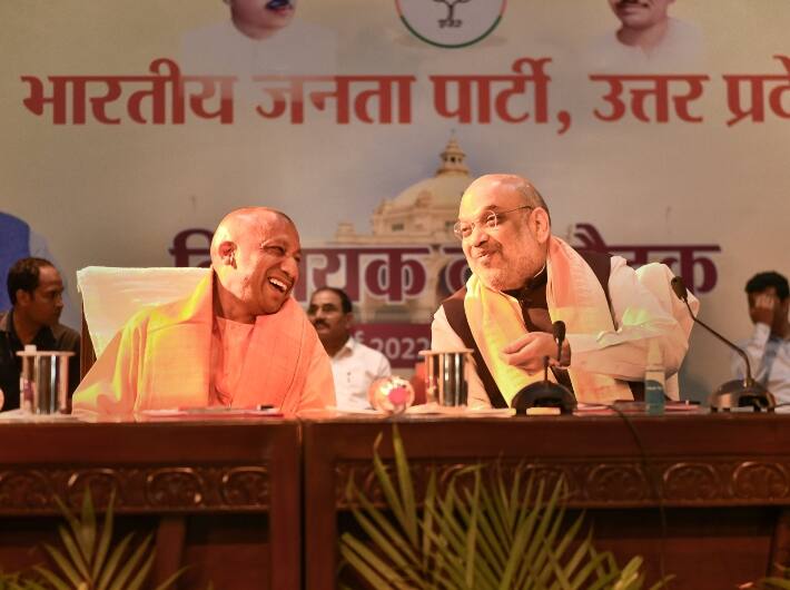 सूत्रों का कहना है कि बीजेपी केशव प्रसाद मौर्य और दिनेश शर्मा को उप मुख्यमंत्री बनाए रख सकती है. सूत्रों ने बताया कि तक़रीबन 46 मंत्री शपथ ले सकते हैं. पार्टी में कई लोगों का मानना है कि बीजेपी श्रीकांत शर्मा को दोबारा मंत्री बनाएगी. सूत्रों ने कहा कि दो पूर्व अधिकारी असीम अरूण और राजेश्वर सिंह को मंत्री बनाया जा सकता है.