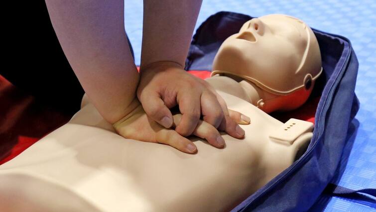what should be done in time of heart attack or cardiac arrest, know about CPR and other emergency steps Health News: হার্ট অ্যাটাকে বাঁচাতে পারে CPR