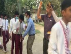 UP Board Exam 2022: यूपी बोर्ड के एग्जाम आज से शुरू, परीक्षा केन्द्रों पर फूलों से हुआ छात्रों का स्वागत, देखिए तस्वीरें