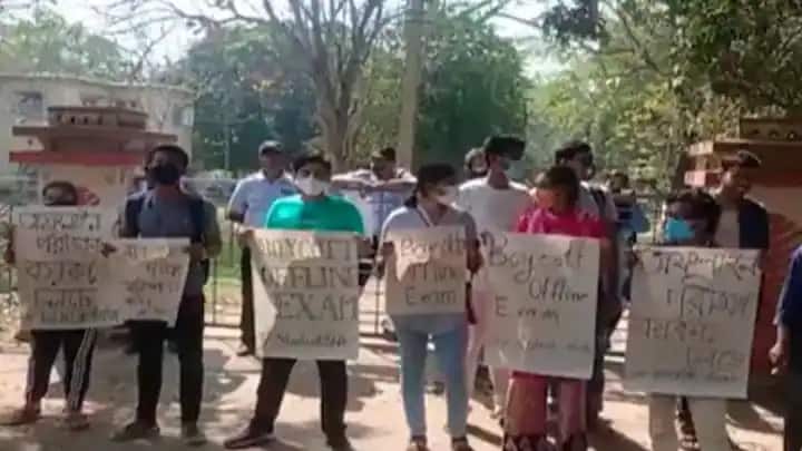 বিভিন্ন দাবিতে লাগাতার বিশ্বভারতীতে আন্দোলন চলছিল। কেন্দ্রীয় কার্যালয় ও বাংলাদেশ ভবনে দুই দফায় কর্মসচিব সহ আধিকারকদের ঘেরাও করে আন্দোলনকারী পড়ুয়ারা। চলে মিছিল, অনশন, পরীক্ষা বয়টক, অবস্থান বিক্ষোভ। ফলে অচল হয়ে যায় বিশ্বভারতী বিশ্ববিদ্যালয়।