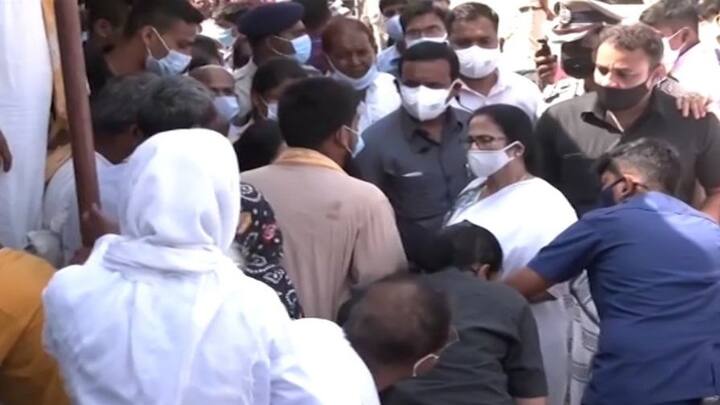 বগটুইয়ের ঘটনায় গত দু’দিনে চরমে উঠেছে রাজনৈতিক তরজা। রাজ্যে রাষ্ট্রপতি শাসনের দাবি তুলছেন বিরোধীরা। সেই পরিস্থিতিতে বৃহস্পতিবার রামপুরহাটে শোকার্ত পরিবারগুলির মাঝে দেখা গেল মমতা বন্দ্যোপাধ্যায়কে।