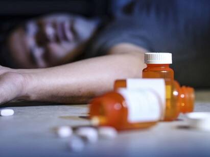 Arani 4 teenagers arrested for consuming drugs சுடுகாட்டு புதருக்குள் போதை ஆட்டம்!  மகப்பேறு மாத்திரையும் போதை இளைஞர்களும்! அதிர வைக்கும் ஆரணி சம்பவம்!