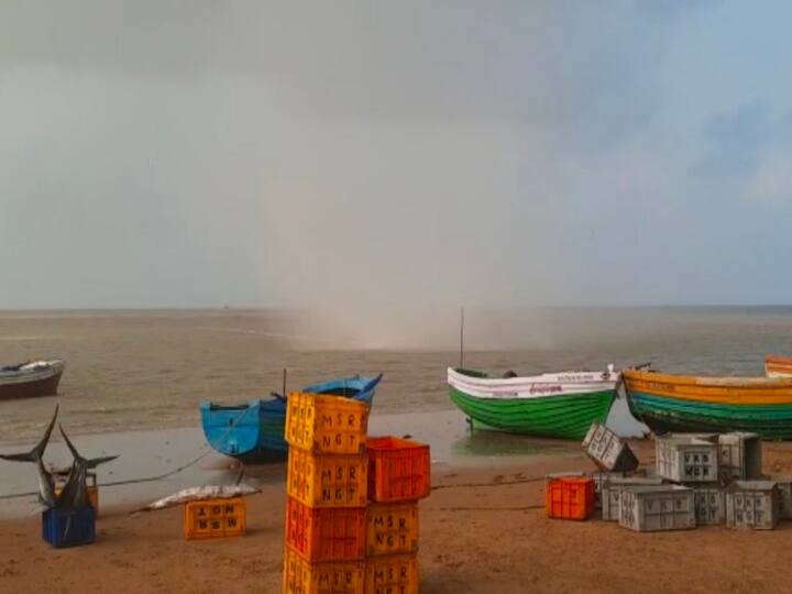 Sudden hurricane winds panicked Nagapattinam fishermen நாகப்பட்டினம் கடற்கரையில் திடீர் சுழற்காற்று...! -  மீன்வலைக்கட்டுகள் காற்றில் பறந்ததால் மீனவர்கள் ஓட்டம்