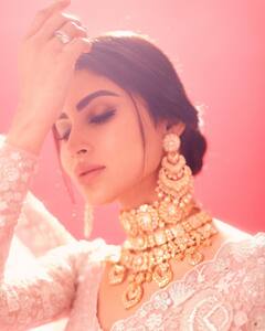 Mouni Roy Photos: నేలమీద జాబిలిలా మెరిసిపోతున్న మౌనీ