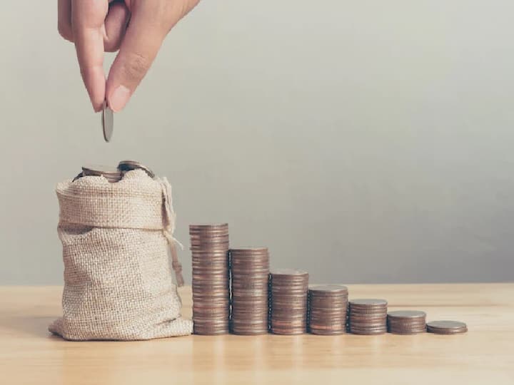 अगर आप सेविंग अकाउंट में सेविंग अकाउंट के साथ-साथ करंट अकाउंट के भी लाभ प्राप्त करना चाहते हैं तो आप जीरो बैलेंस सेविंग अकाउंट खुलवा सकते हैं. इस अकाउंट में आप जितनी बार चाहें पैसे निकाल और डाल सकते हैं. (PC: Freepik)