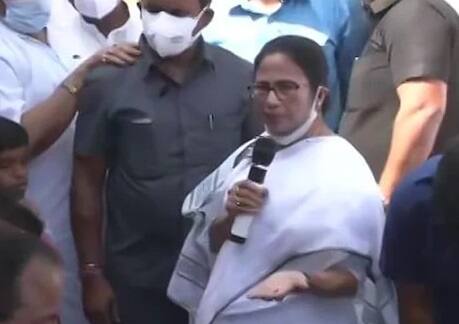 West Bengal CM Mamata Banerjee meets the kin of those killed in Birbhum violence. બીરભૂમ હિંસામાં માર્યા ગયેલા લોકોના પરિવારજનોને મળ્યા મમતા બેનર્જી, CM સામે રડવા લાગ્યા પીડિત પરિવાર