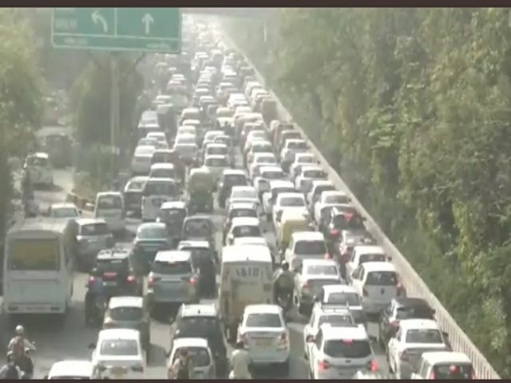 Delhi-Noida Traffic Alert: नोएडा एक्सप्रेसवे पर लगा 5 किलोमीटर लंबा जाम, जानिए- जाम में क्यों फंसी सैंकड़ों गाड़ियां