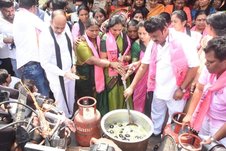 TRS leaders hit roads and cook at Dharna chowk in protest against Centre. (Image: Special arrangement)