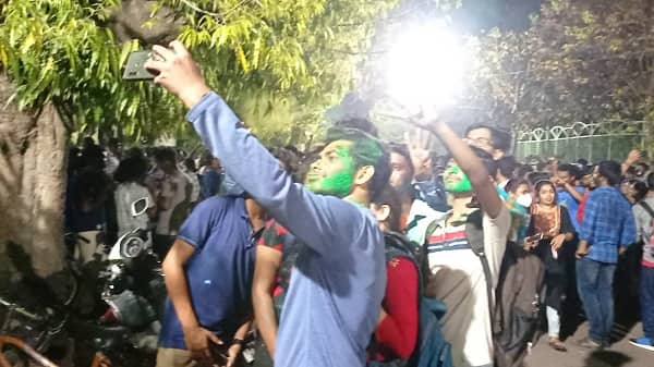 এই মর্মে একটি বিজ্ঞপ্তি জারি করা হয় কর্তৃপক্ষের তরফে। তাতে উল্লেখ করা হয়, স্নাতক ও স্নাতকোত্তরের প্রথম সেমিস্টার অনলাইনেই হবে।