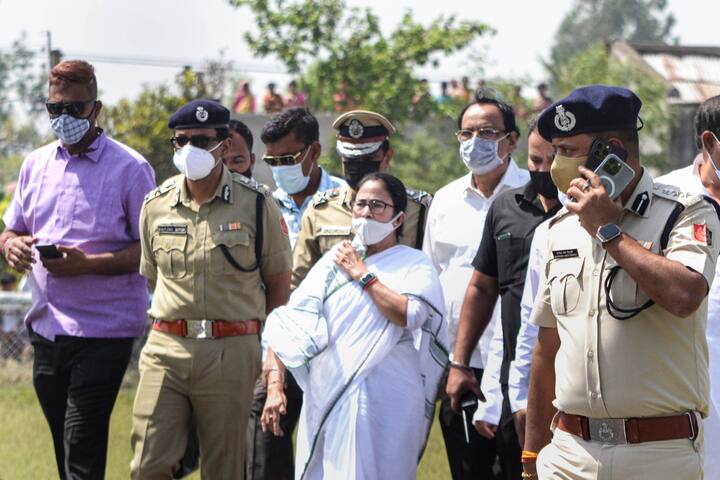 রামপুরহাটে মৃতদের পরিবারকে ৫ লক্ষ করে আর্থিক সাহায্য করল রাজ্য সরকার। জখমরা পাবেন ৫০ হাজার টাকা। পুড়ে যাওয়া বাড়ি সাড়ানোর জন্য ২ লক্ষ টাকা দেওয়া হবে। মুখ্যমন্ত্রীর উপস্থিতিতে বিলি করা হল চেক। ১০ জন পাবেন সরকারি চাকরি।