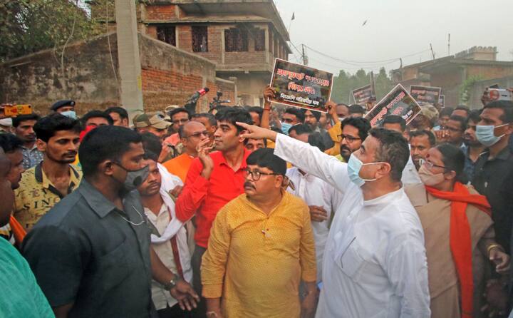 বিধানসভার ভিতরেও রামপুরহাটের বগটুইকাণ্ডের প্রতিবাদ জানান বিজেপি বিধায়করা। এদিন অধিবেশনের গোড়াতেই শুভেন্দু অধিকারীর নেতৃত্বে বিক্ষোভ দেখাতে শুরু করেন বিজেপি বিধায়করা।