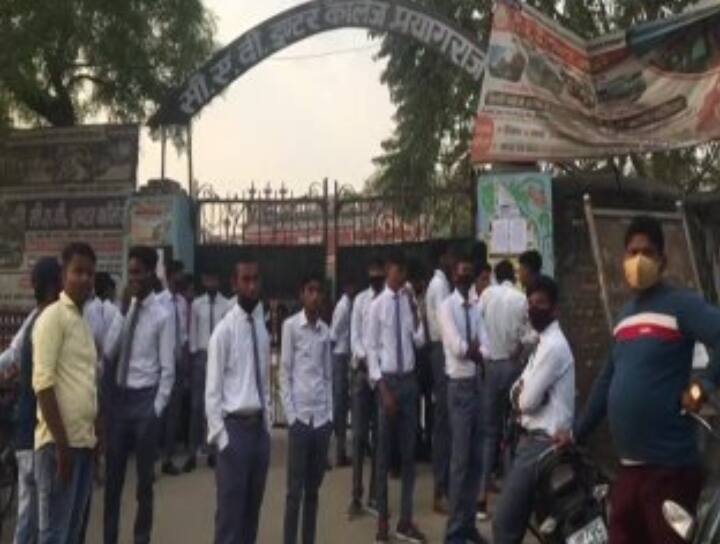 दो साल बाद परीक्षा देने लौटे छात्र इस दौरान काफी खुश नजर आए. यूपी बोर्ड ने इस बार दो शिफ्ट में परीक्षाएं कराने का फैसला लिया हैं. पहली शिफ्ट की शुरुआत सुबह 8 बजे से 11.15 बजे तक होगी. दूसरी शिफ्ट में दोपहर 2 बजे से 5.15 बजे तक परीक्षा होगी.