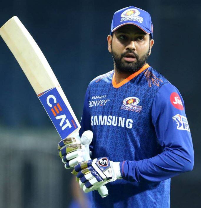 I felt Rohit Sharma might leave captaincy before IPL 2022 just like Virat Kohli did: Sanjay Manjrekar IPL 2022 : कोहलीप्रमाणेच रोहितही कर्णधारपद सोडू शकतो, माजी खेळाडूनं सांगितलं कारण 