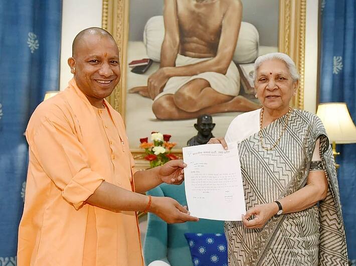 BJP Leaders Meet UP Governor claim form Govt in state before oath taking ceremony Yogi Adityanath Yogi Adityanath Oath Ceremony: योगी आदित्यनाथ ने की राज्यपाल से मुलाकात, सरकार बनाने का दावा किया पेश, कल लेंगे सीएम पद की शपथ