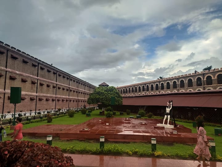 यामुळे एखादा समुद्रकिनारा बघायचा सोडून काश्मीर फाईल्स चित्रपट बघण्याचा निर्णय एकमुखाने झाला. यासाठी शब्दामृत प्रकाशनने पुढाकार घेतला.