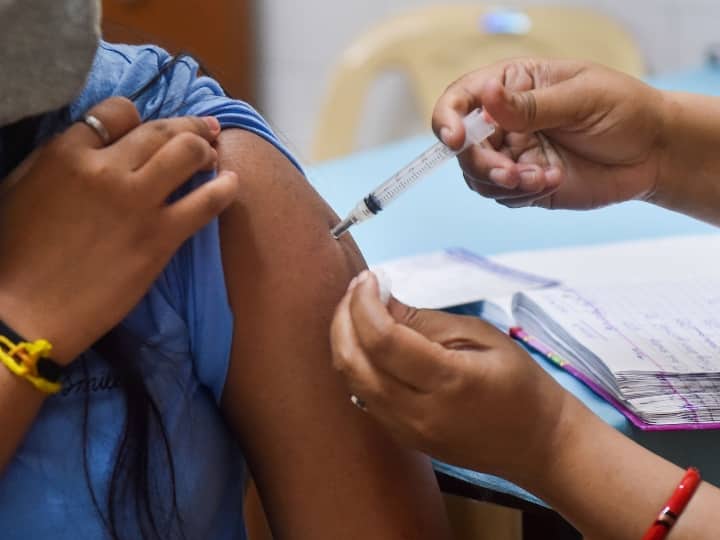 Ujjain division more than 50 thousand students of 12 to 14 years have been vaccinated ANN Ujjain Vaccination Update: उज्जैन संभाग में 12 से 14 साल के कितने विद्यार्थियों का हुआ टीकाकरण? जानें अपटेड