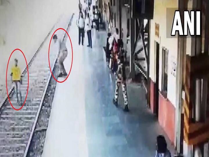 Kalyan News police personnel saved teenage boy life at Vitthalwadi railway station Maharashtra News भरधाव एक्सप्रेस आली अन् तेवढ्यात...; पोलिसांच्या धाडसामुळं जीव द्यायला निघालेल्या युवकाचे प्राण वाचले