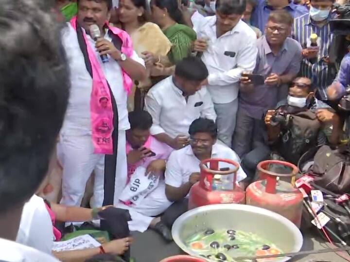 Srinivas Yadav speak while protesting. (Image: Twitter/ANI)