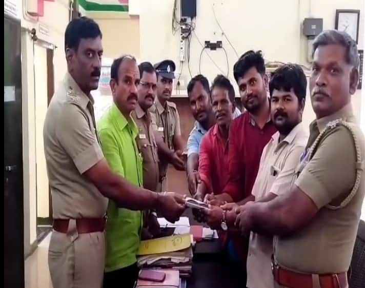 Dharmapuri: 25,000 cash lying on the roadside - youths handed over to the police station தருமபுரி: சாலையோரம்  கிடந்த  25,000 ரொக்கம் - காவல் நிலையத்தில் ஒப்படைத்த இளைஞர்கள்