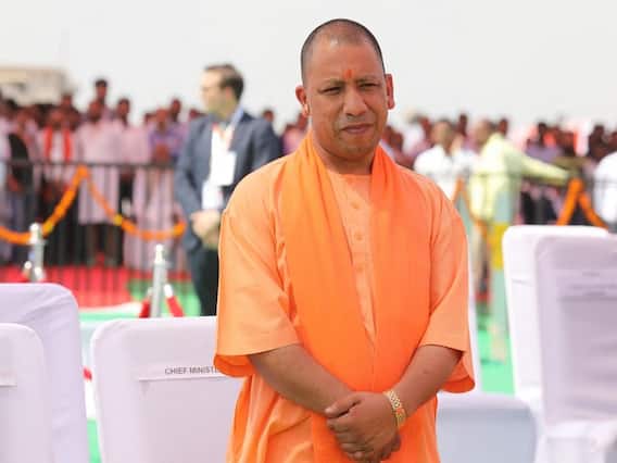 Lucknow के लोक भवन पहुंचे Yogi Adityanath, जल्द चुने जाएंगे विधायक दल के नेता