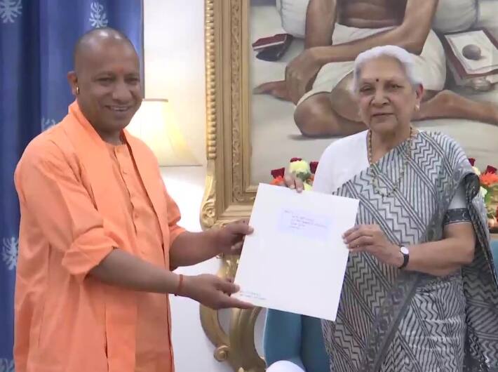 इसके बाद योगी ने राजभवन जाकर राज्यपाल आनंदीबेन पटेल से मुलाकात की और उत्तर प्रदेश में सरकार बनाने का दावा पेश किया. उत्तर प्रदेश विधानसभा के हाल ही में संपन्न हुए चुनाव में सत्तारूढ़ बीजेपी को 255 सीटें मिलीं, जबकि उसके सहयोगी अपना दल सोनेलाल को 12 तथा निषाद पार्टी को 6 सीटों पर जीत हासिल हुई.