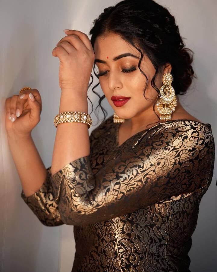 తాజాగా అఖండ సినిమాలో కూడా ఒక పాత్ర పోషించింది. -Image credit: ShamnaKkasim/Instagram