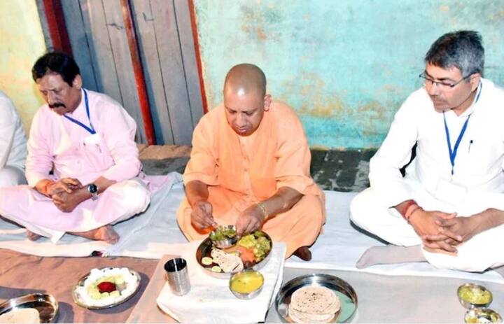 पूजा-पाठ से निवृत्त होने के साथ सीएम योगी नाश्ता ग्रहण करते हैं. मुख्यमंत्री योगी शाकाहीर भोजन लेते हैं. वे सुबह तकरीबन 9 बजे नाश्ता लेते हैं.सुबह नाश्ता लेने के बाद योगी आदित्यनाथ काम-काज में जुट जाते हैं. सीएम योगी दोपहर में अक्सर खाना नहीं खाते हैं. रात के भोजन में उनकी थाली में चार चपाती, एक कटोरी दाल, खीर और मौसमी सब्जी जरूर होती है. सोने से पहले वे एक गिलास दूध जरूर पीते हैं.