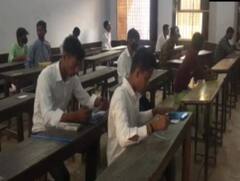 UP Board Exam 2022: यूपी बोर्ड के एग्जाम आज से शुरू, परीक्षा केन्द्रों पर फूलों से हुआ छात्रों का स्वागत, देखिए तस्वीरें