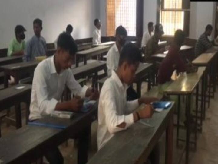 UP Board Exam 2022: यूपी बोर्ड की दसवीं और बारहवीं क्लास की परीक्षाएं आज यानी 24 मार्च से शुरू हो गई हैं. कोरोना की वजह से दो साल के अंतराल के बाद इस बार बोर्ड की परीक्षाएं ऑफलाइन मोड में कराई जा रही है. सुबह से ही बच्चों का परीक्षा केन्द्रों पर पहुंचना शुरू हो गया.