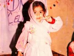 दातों में ऊँगली चबाते हुए पोज़ मारती दिख रही ये बच्ची है टीवी की टॉप एक्ट्रेस, पहचाना क्या ?