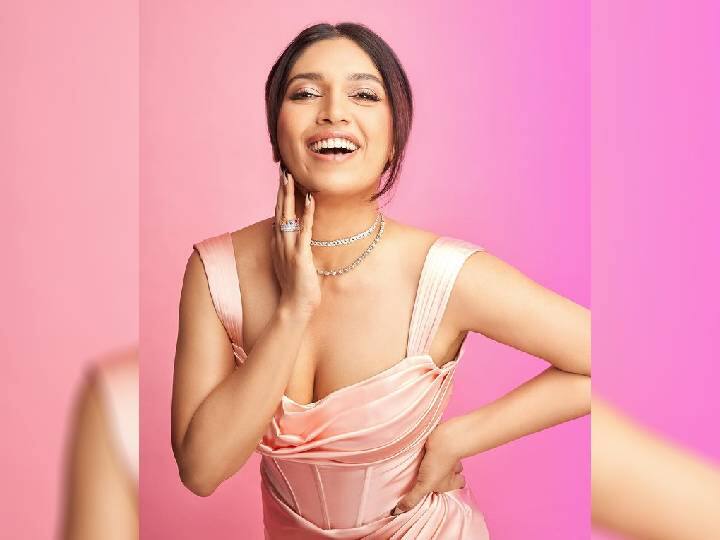 या फोटोंमध्ये भूमी पेडणेकर स्टायलिश बेज आउटफिटमध्ये अतिशय हॉट पोज देताना दिसत आहे.